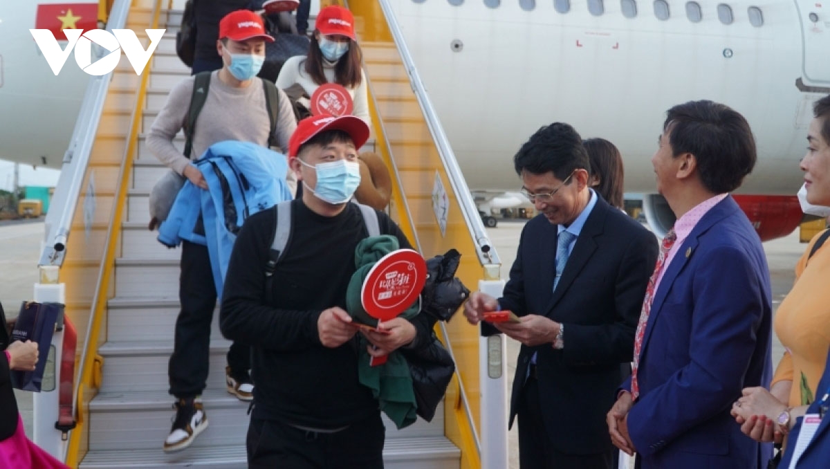 Chinese tourists flock to Vietnam amid reopening of group tours
